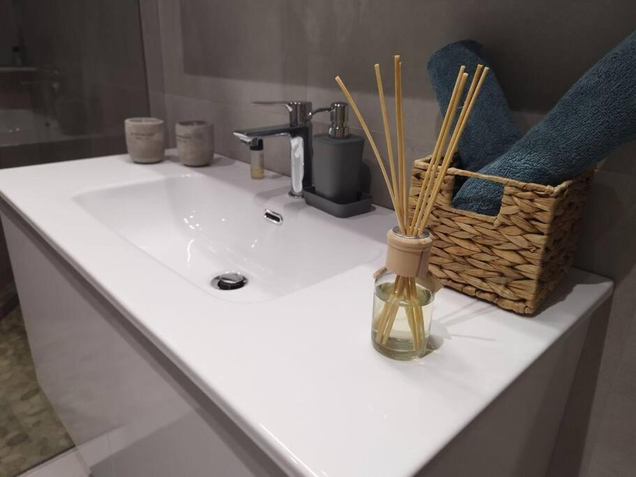Floral Home 1 - Ground Floor Apt With Courtyard And Private Parking! Athens Ngoại thất bức ảnh